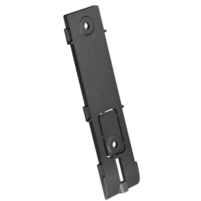 Peça plástica preta retangular com furações sobre fundo branco