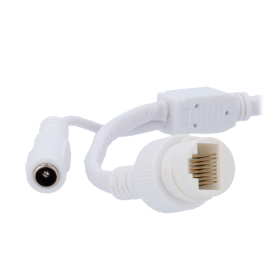 Cabo branco com conector DC e conector RJ45 com contactos dourados.