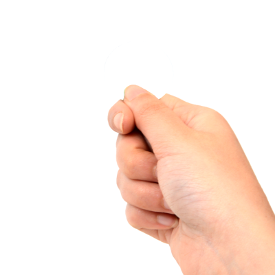 Mão segurando pastilha branca redonda