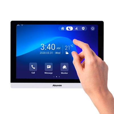 Ecrã digital táctil Akuvox com interface azul e mão a tocar no ecrã