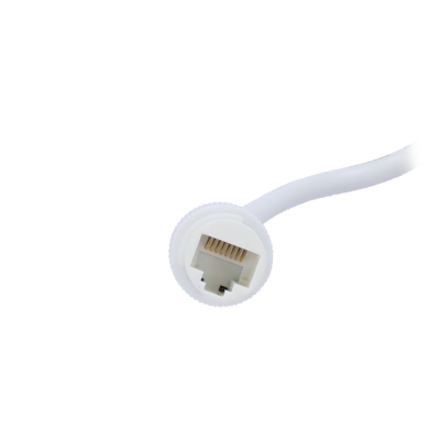 Cabo branco com conector RJ45 em fundo cinza claro