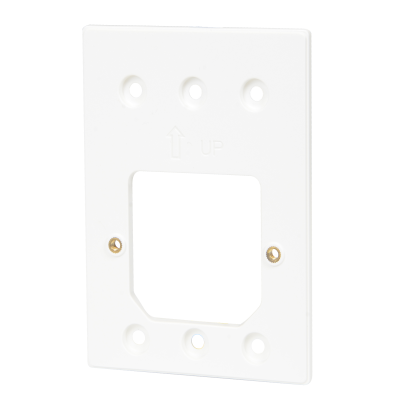 Placa branca de montagem elétrica com parafusos e marcação UP