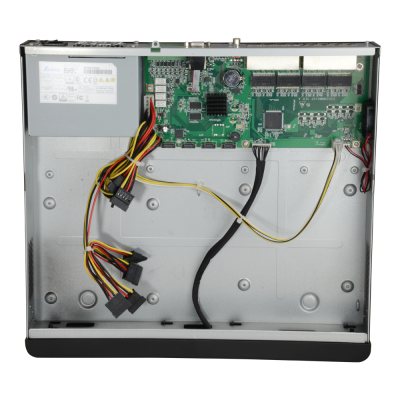 Componente eletrónico aberto com placa de circuito e cabos coloridos em fundo cinza