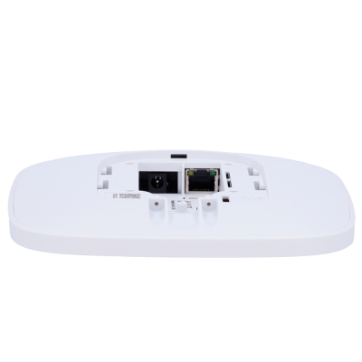 Roteador Wi-Fi branco visto de trás com portas de alimentação e Ethernet