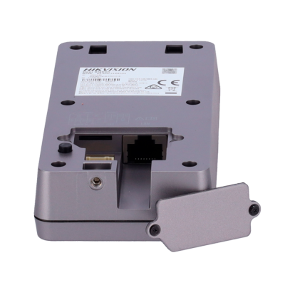 Dispositivo eletrônico cinza com etiquetas e entradas para cabos