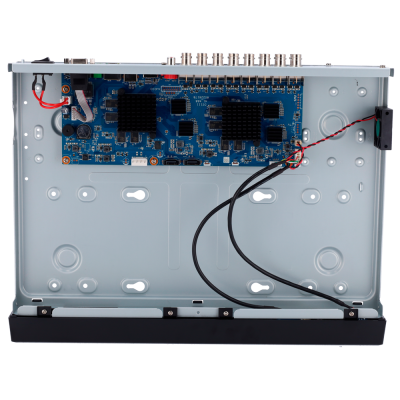 Dispositivo eletrónico aberto com placa de circuito azul e estrutura metálica cinza