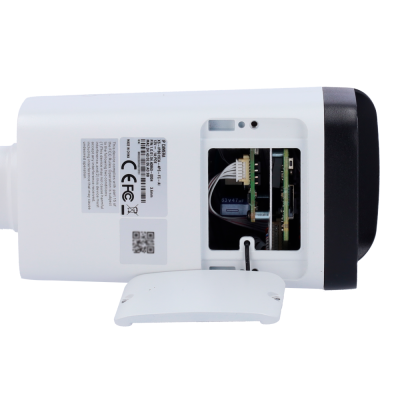 Câmara de vigilância branca com tapa aberta mostrando componentes internos com circuitos e cabos