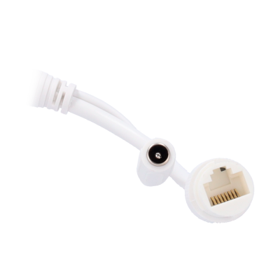 Cabo branco com conector DC e tomada RJ45 sobre fundo branco