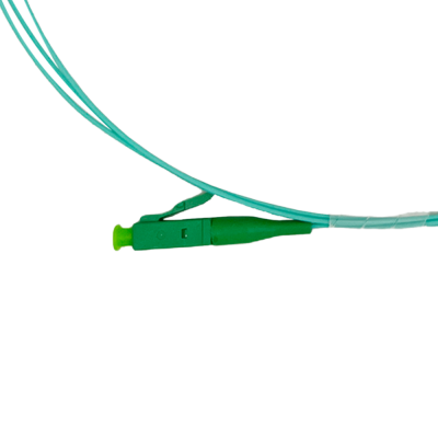 Cabo de fibra óptica azul com conector verde e tampa amarela