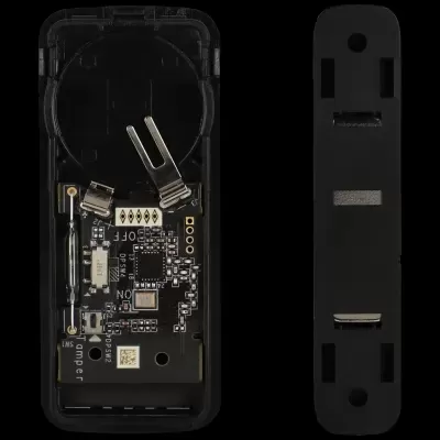 Partes eletrónicas de caixa preta com circuitos e componentes