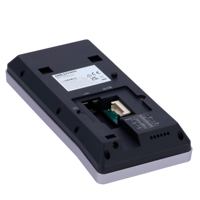 Dispositivo eletrônico preto com etiquetas e conectores visíveis.