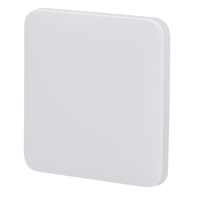 Placa branca quadrada com cantos arredondados e superfície lisa