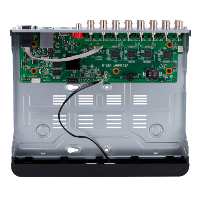 Placa eletrónica verde com conectores BNC e caixa metálica prateada