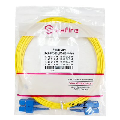 Cabo de patch amarelo com conectores azuis em embalagem plástica transparente da marca safire.