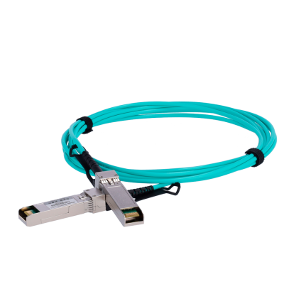 Cabo de fibra óptica azul com conectores metálicos prateados