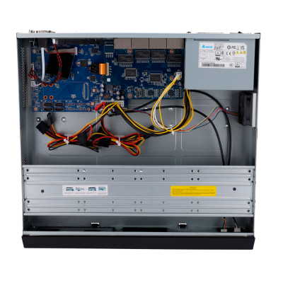 Computador aberto com placa azul e cabos organizados dentro de chassis metálico.