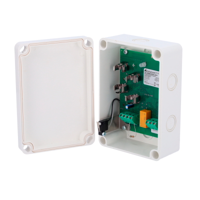 Caixa eletrónica branca aberta mostrando placa interna verde com componentes eletrónicos.