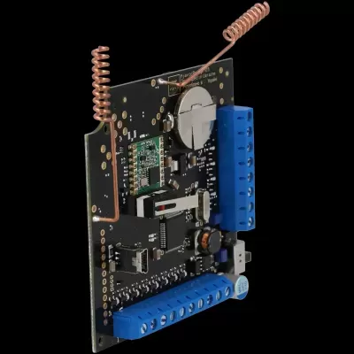 Placa eletrónica com antenas de cobre e conetores azuis