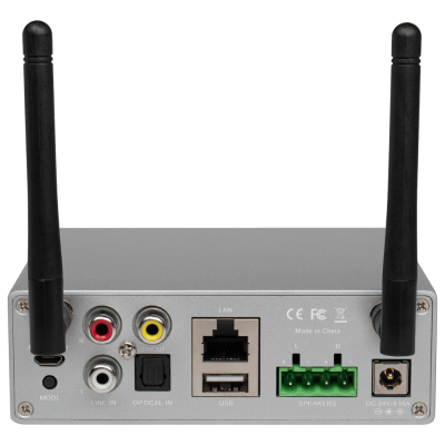 Amplificador com duas antenas, várias portas e conexões, caixa metálica prateada