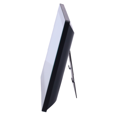 monitor com moldura preta e suporte metálico