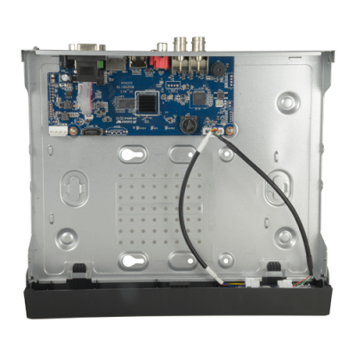 Caixa metálica aberta com placa eletrónica azul e conectores