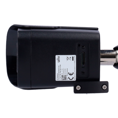 Câmara IP de segurança preta com etiqueta técnica e base metálica.