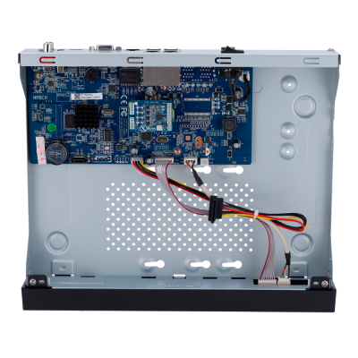 Chassi metálico com placa de circuito azul e cabos coloridos ligados.