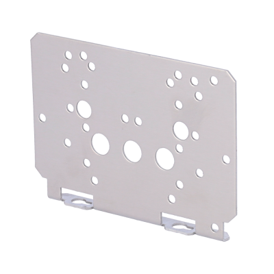 Placa metálica cinza com orifícios circulares variados sobre fundo branco