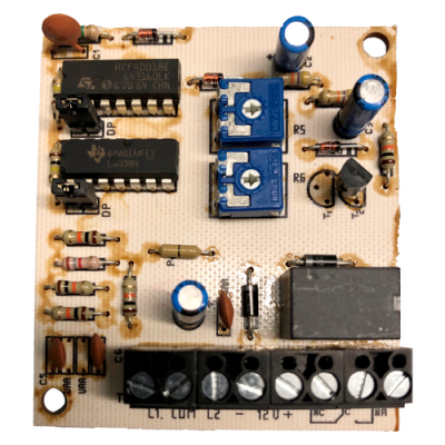 Placa de circuito impresso com diversos componentes eletrónicos e terminais de ligação
