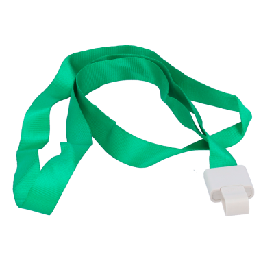 Cinta verde com fivela de plástico branca sobre fundo branco