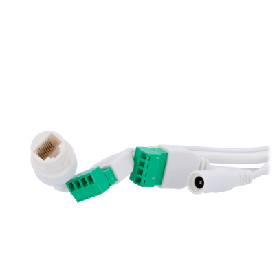 Cabo branco com conectores de plástico verde e branco, incluindo conector RJ45