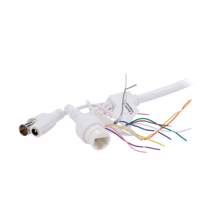 Cabos elétricos e de dados brancos com fios coloridos expostos e conectores