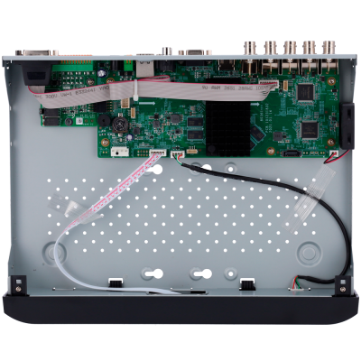 Placa eletrónica com componentes e fios num suporte metálico cinza.