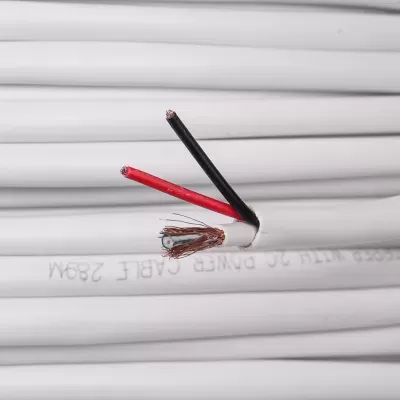 Cabo elétrico branco com fios internos expostos em preto, vermelho e cobre