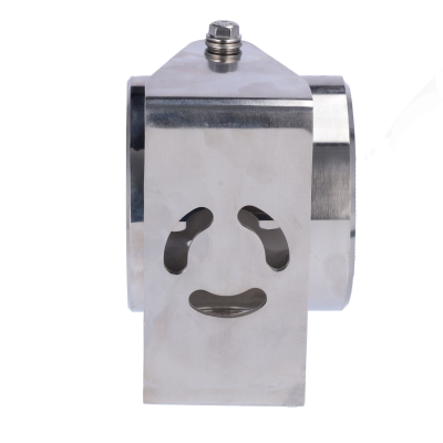 Produto metálico prateado com recortes em forma de rosto sorridente e parafuso no topo