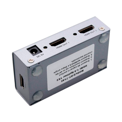 Dispositivo retangular cinzento com portas HDMI e etiqueta com texto.