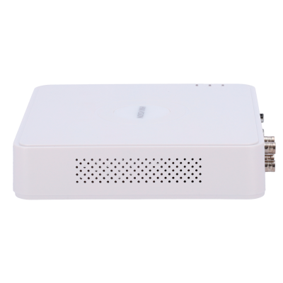 Aparelho eletrónico branco com ventilação lateral e conetores na direita