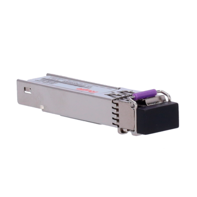 Módulo transceiver SFP metálico prateado com alavanca roxa