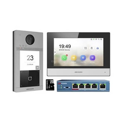 Sistema de vídeo porteiro Hikvision com câmara, monitor e switch de rede.