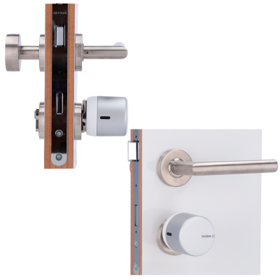 Fechadura eletrónica tedee em porta branca com maçaneta metálica