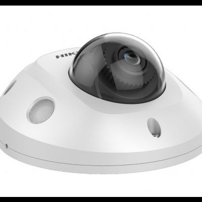 Câmara de vigilância domo branca com lente preta sob cúpula transparente e inscrição HIKVISION