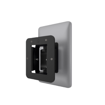 Suporte de parede preto montado atrás de monitor cinzento