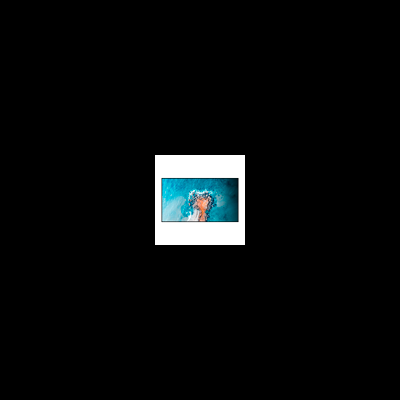 Televisor plano a mostrar imagem subaquática com mãos e máscara de snorkel