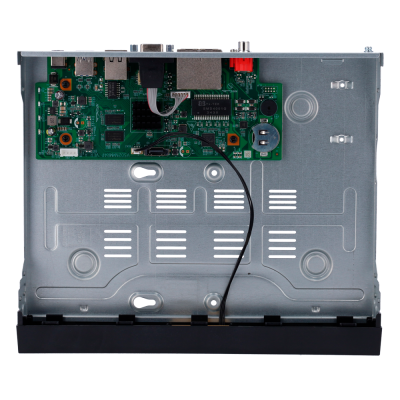 Componente eletrônico em carcaça metálica com placa verde e fios