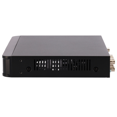 Equipamento eletrónico preto com conectores metálicos e grelhas laterais