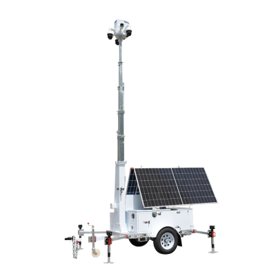 Unidade móvel branca com painel solar e torre de câmaras de vigilância