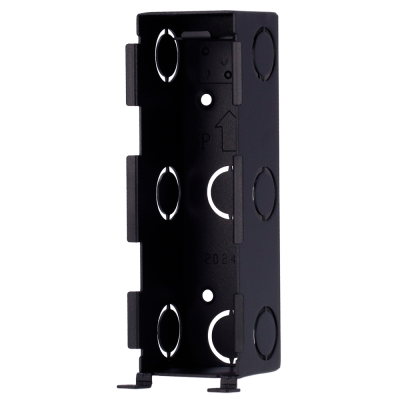 Caixa de instalação elétrica preta em metal com texto UP e 2024