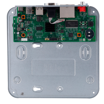 Placa eletrónica com circuitos integrados e conectores numa estrutura metálica