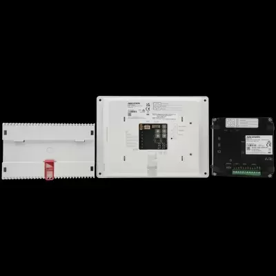 Componentes eletrónicos HIKVISION em plástico branco e preto com etiquetas e símbolos CE