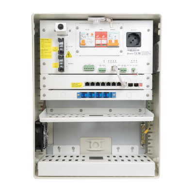 Armário metálico branco para equipamentos de rede e energia com disjuntores e conectores